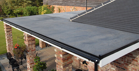 Flat rubber roof installation