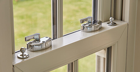 Vertical sliding window lock